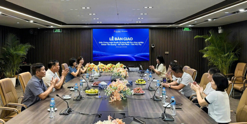 Amber Yên Quang tổ chức Lễ trao Giấy chứng nhận quyền sử dụng đất cho 4 nhà đầu tư