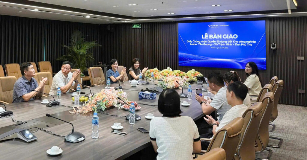 Amber Yên Quang tổ chức Lễ trao Giấy chứng nhận quyền sử dụng đất cho 4 nhà đầu tư